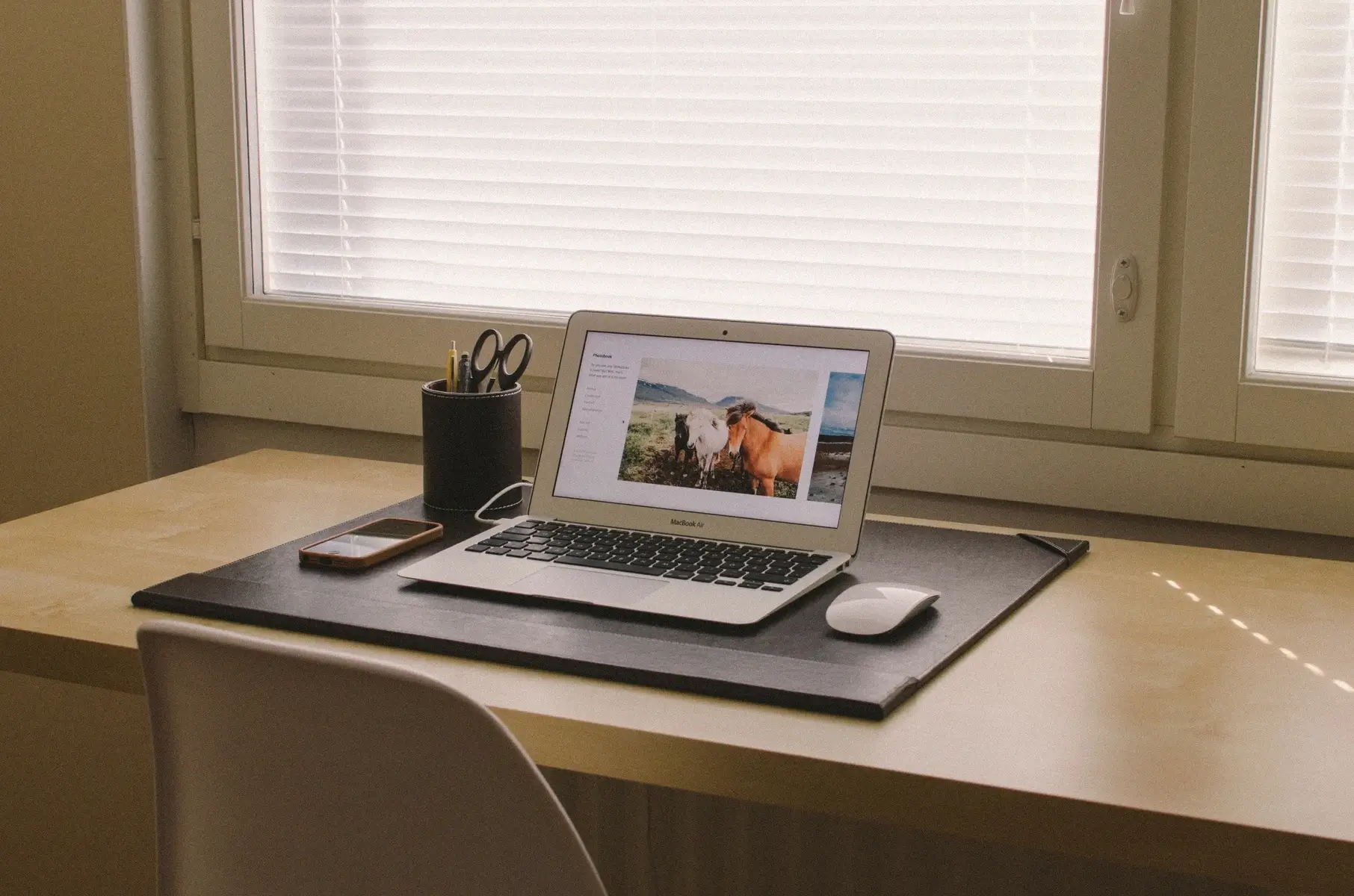 laptop-desk-macbook-apple-table-floor-99193-pxhere.com_